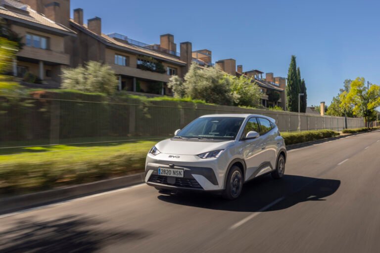 BYD Dolphin Surf fehér színben, városi úton