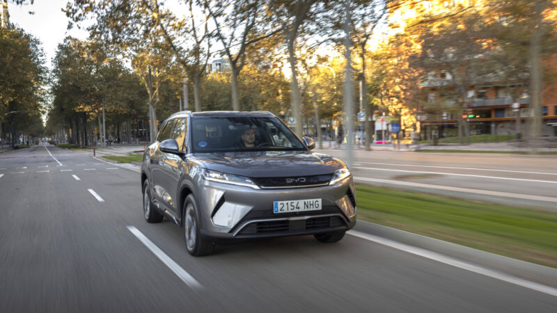 BYD regeneratív fékezés: szürke BYD Atto 2 városi sugárúton, őszi fák között