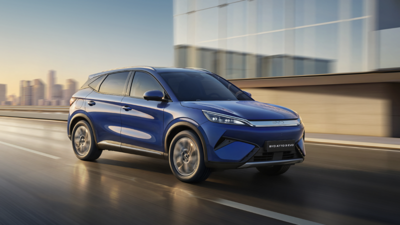 BYD töltés: kék BYD Atto 3 Evo menet közben