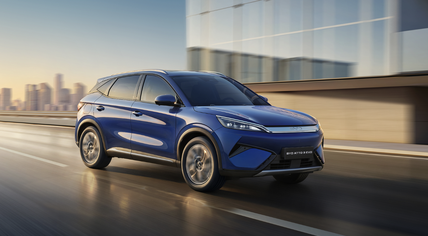 BYD töltés: kék BYD Atto 3 Evo menet közben