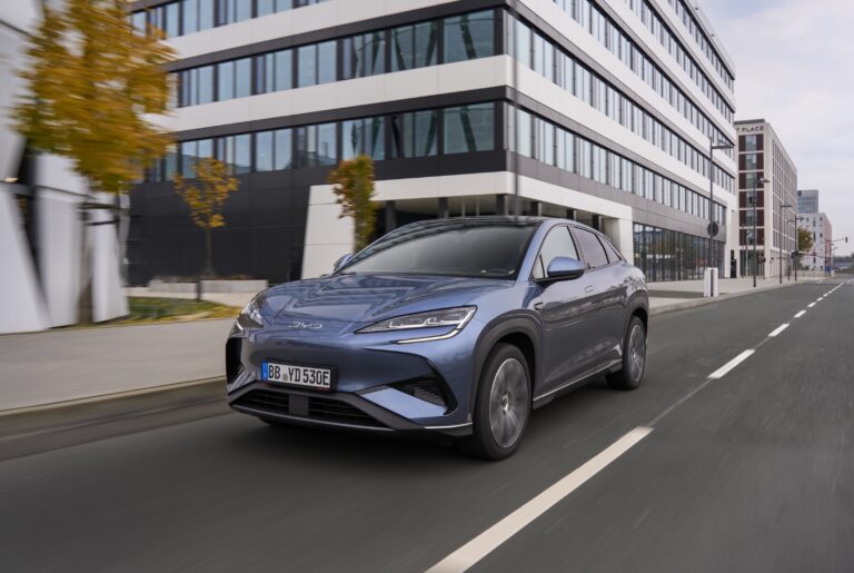 BYD V2L: kék BYD Sealion 7 városi úton