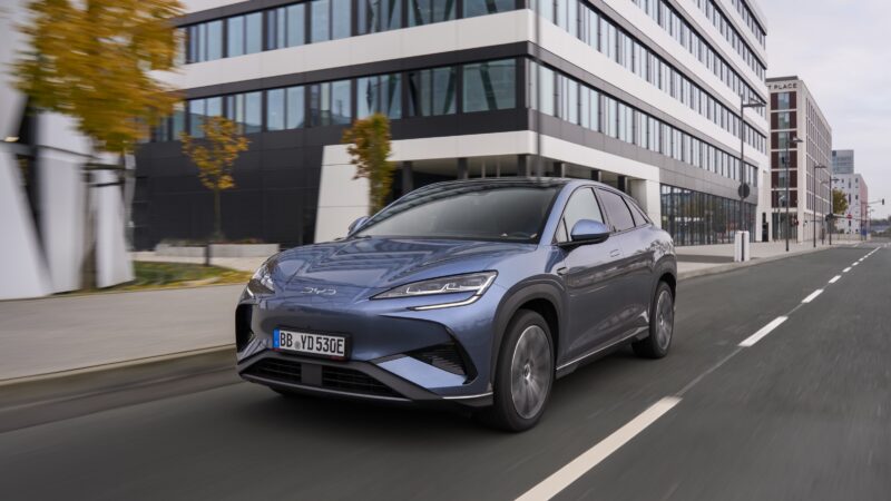 BYD V2L: kék BYD Sealion 7 városi úton