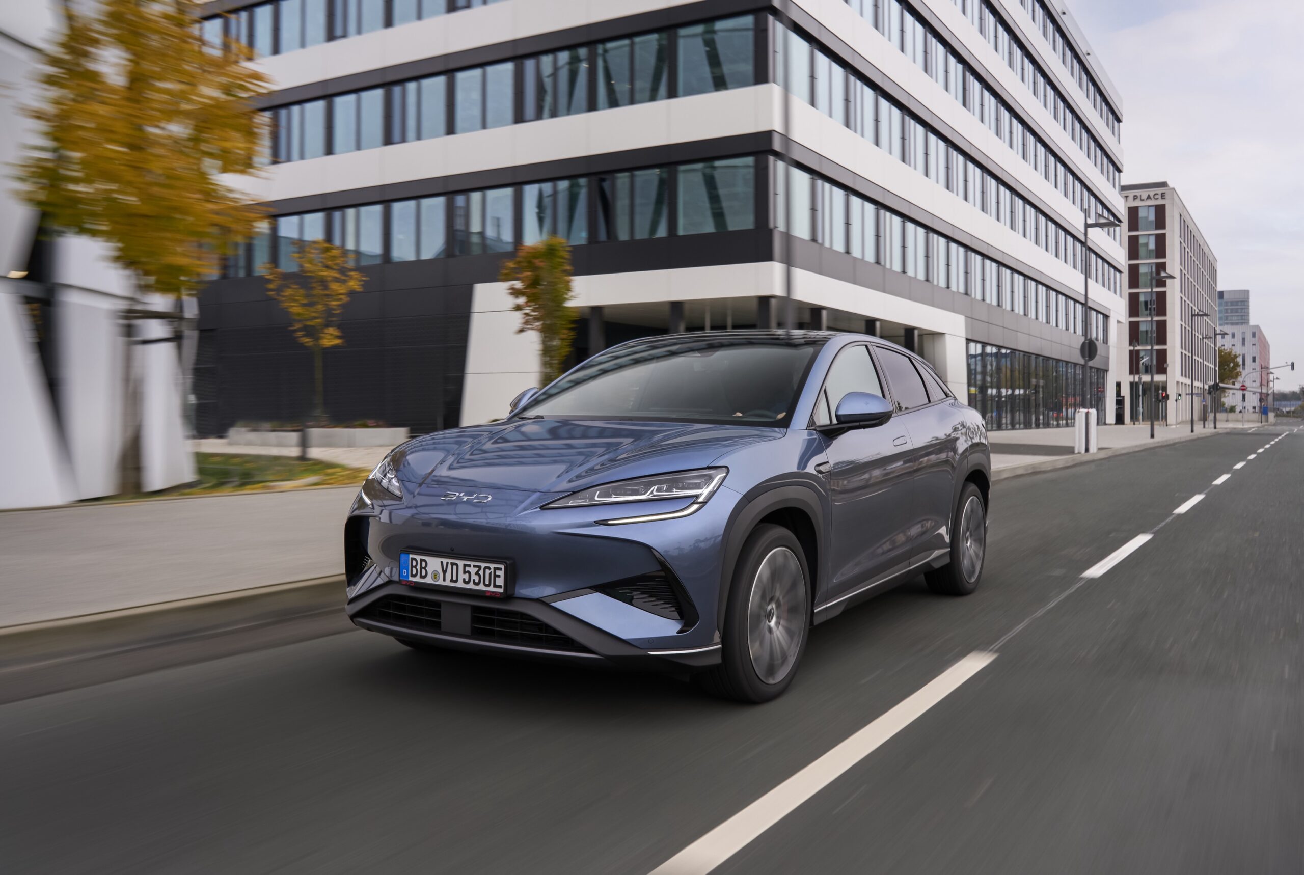 BYD V2L: kék BYD Sealion 7 városi úton