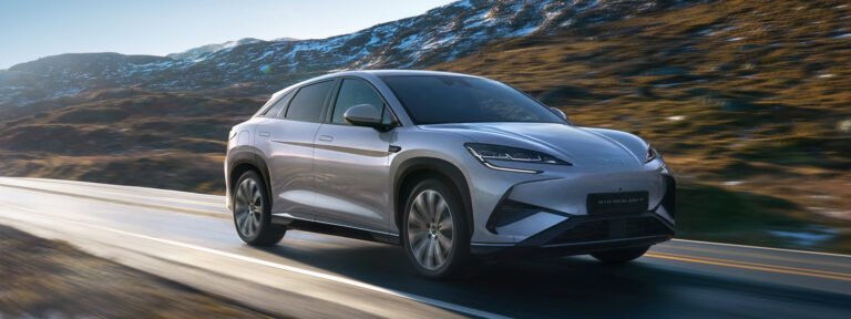 BYD vezetéstámogató rendszerek: ezüst BYD Sealion 7 hegyi országúton