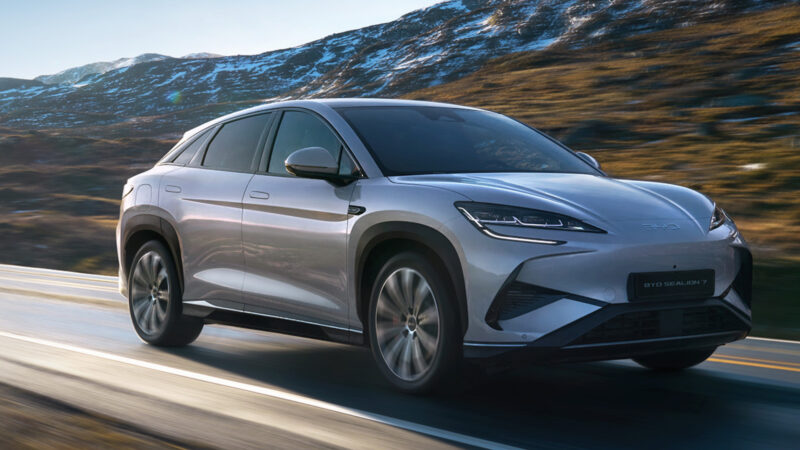 BYD vezetéstámogató rendszerek: ezüst BYD Sealion 7 hegyi országúton