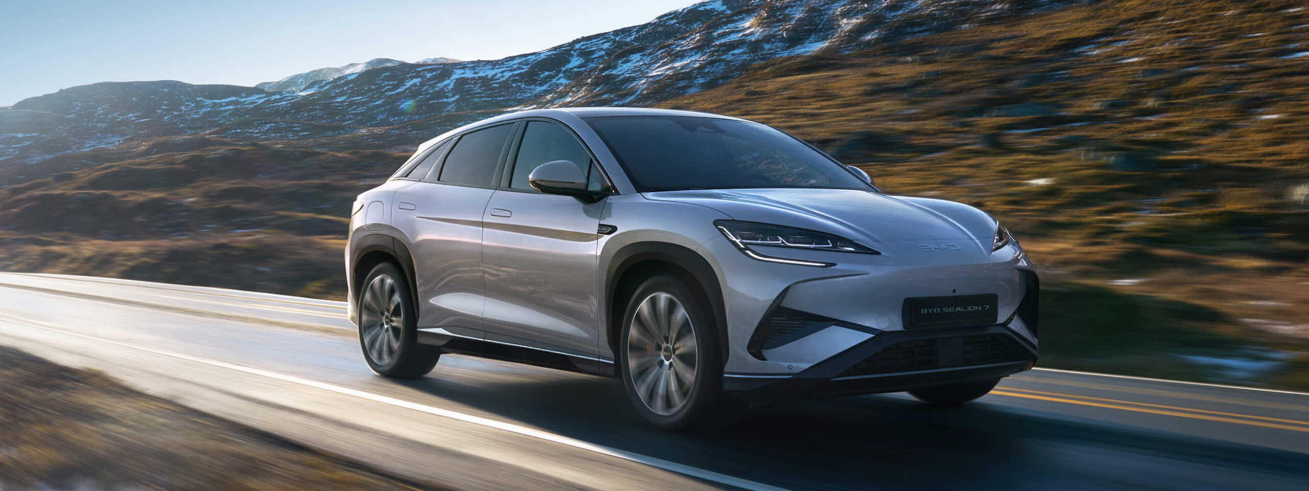 BYD vezetéstámogató rendszerek: ezüst BYD Sealion 7 hegyi országúton